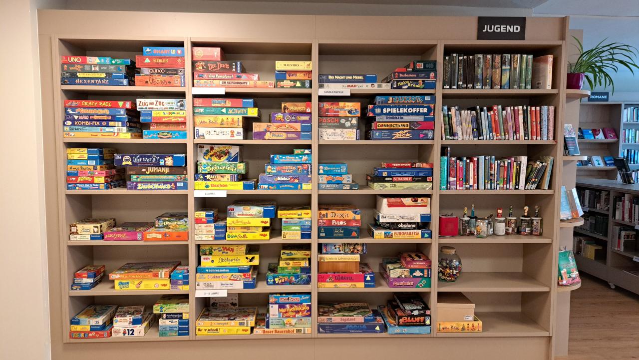 Regale mit Gesellschaftsspielen