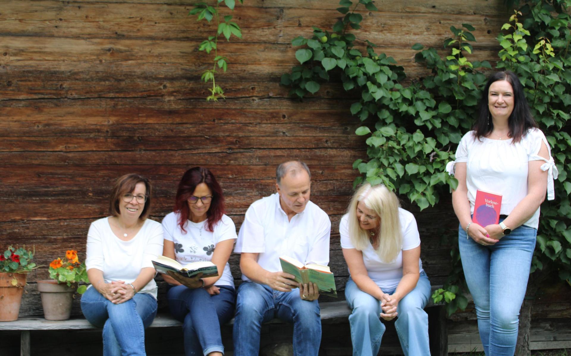 Mitarbeiter schauen Bücher an