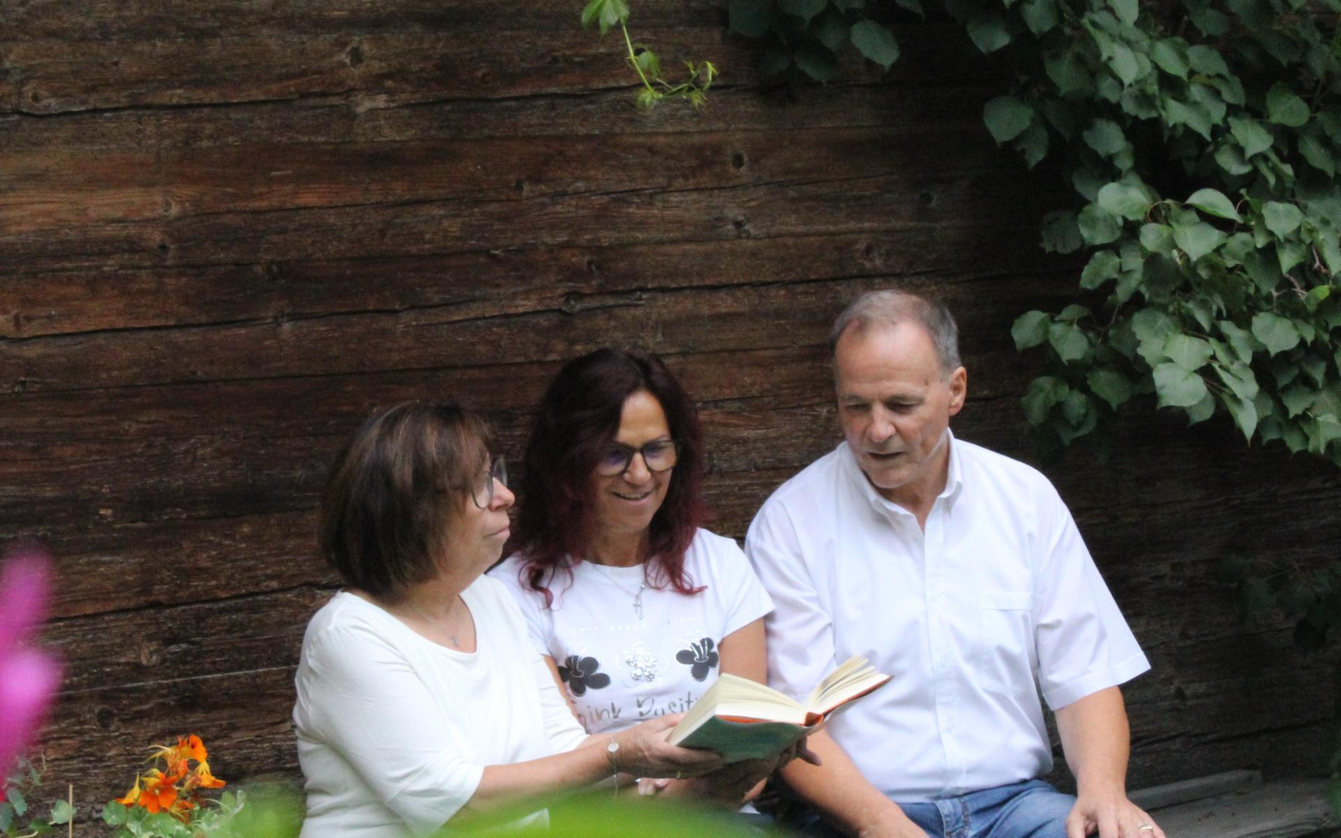 Mitarbeiter schauen Bücher an